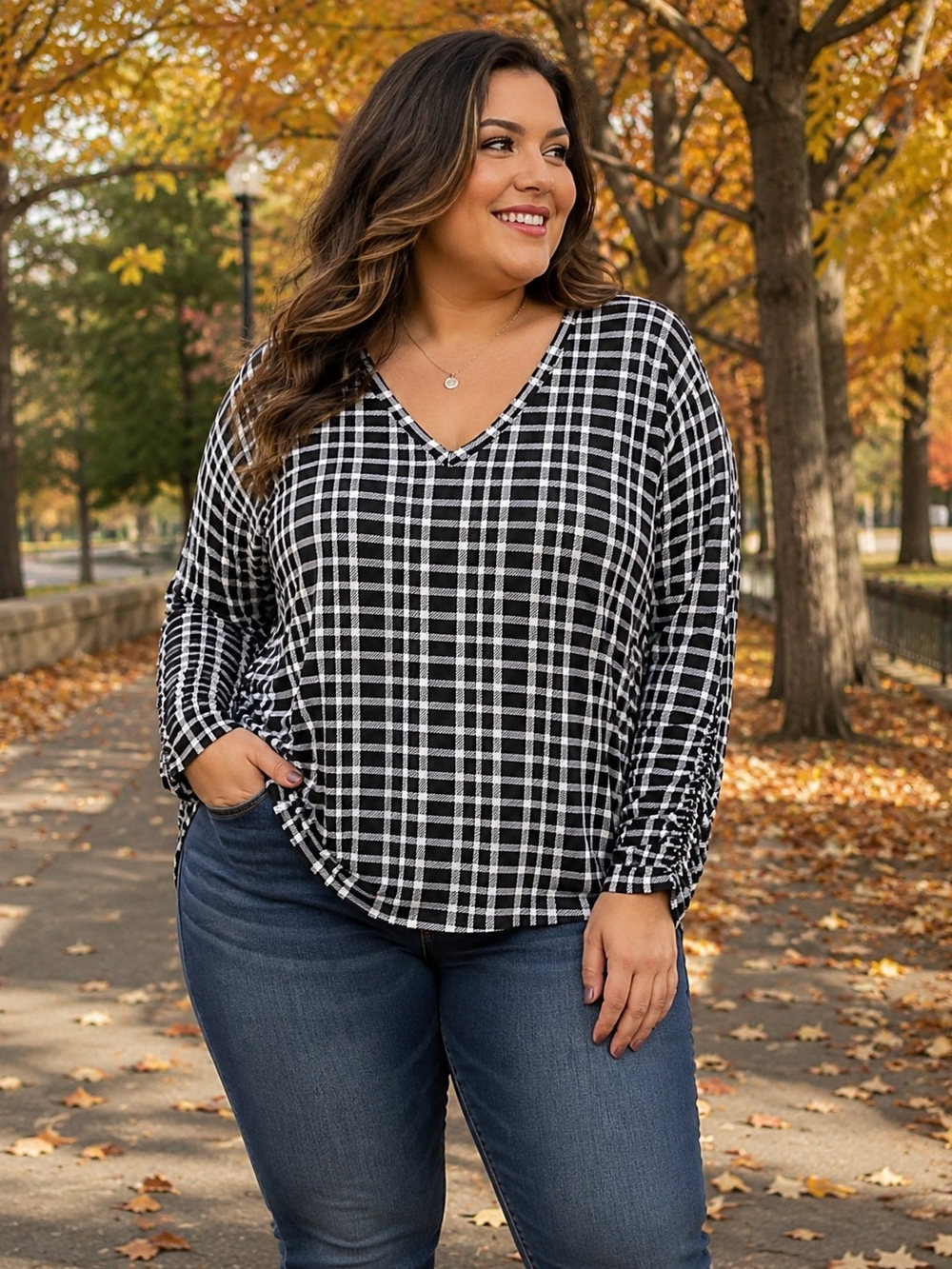 Livi Black and White V Neck Long Sleeve Shirt. In EUC